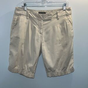 Ann Taylor Women’s size 8 lightweight cream colored shorts. Mid rise